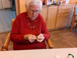 Basteln, Bingo, Rollator Parkour und Tischkegeln mit Bowle